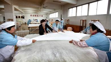 图注：京东京造蚕丝被的合作工厂车间