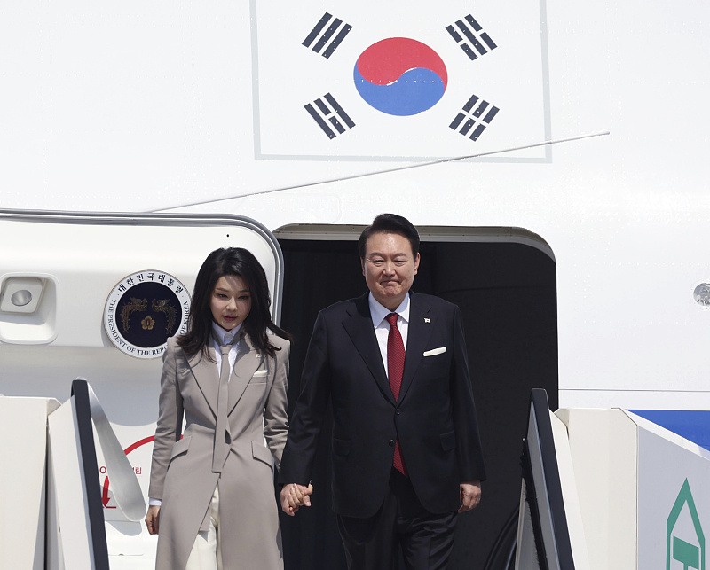△16日，韩国总统尹锡悦（右）和夫人金建希抵达东京<a href='/guoji/'>国际</a>机场。