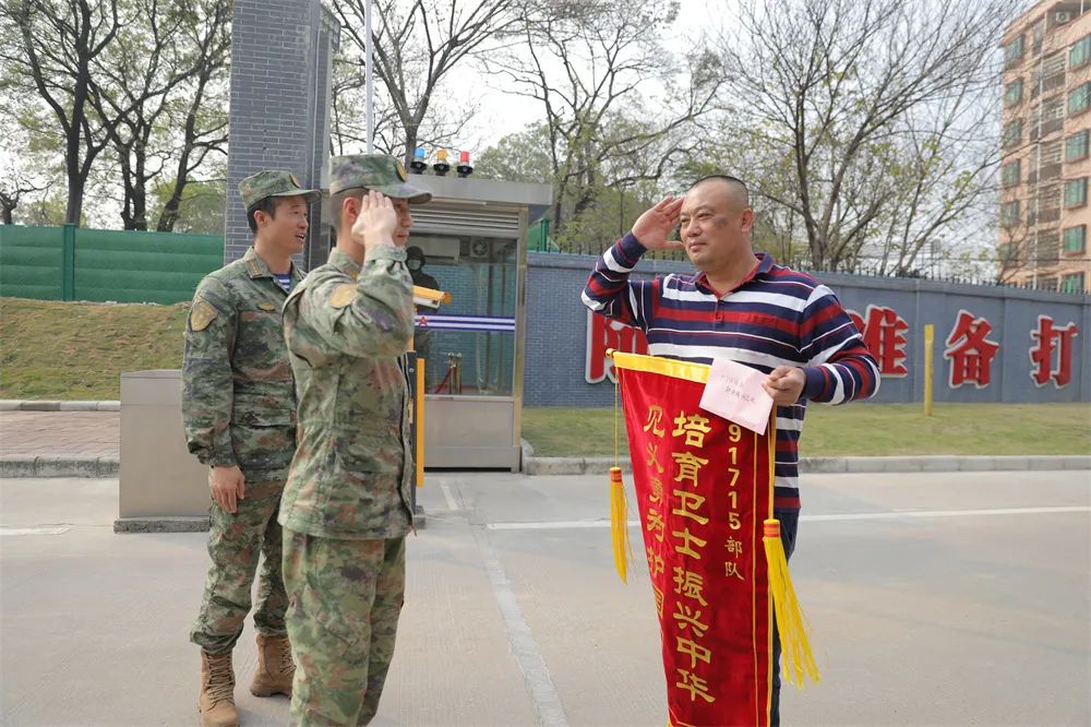 救人不留名，海军战士好样的！