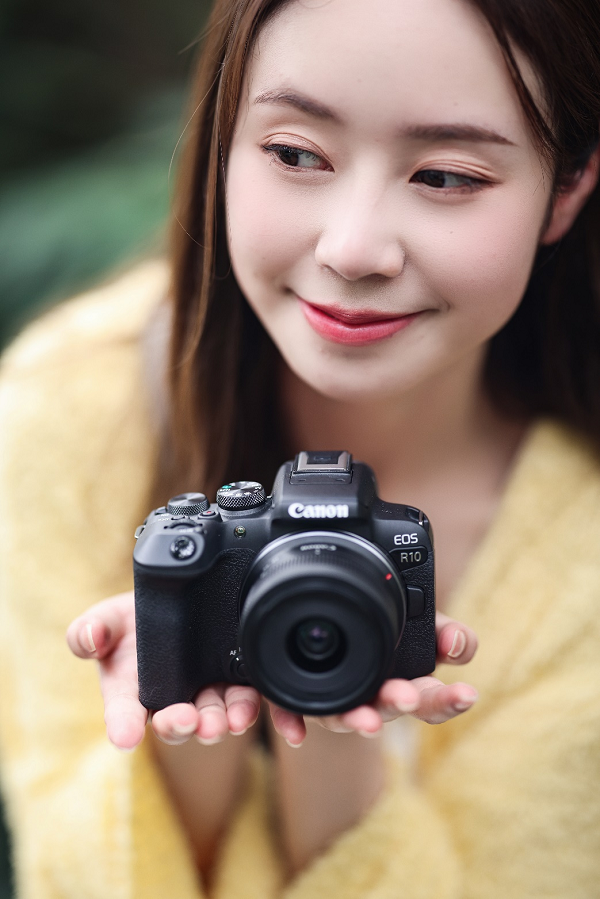 轻便小巧是佳能EOS R10的一大特点