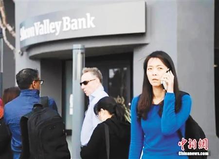 当地时间3月13日，客户在硅谷银行总部门前排队等候办理业务。
