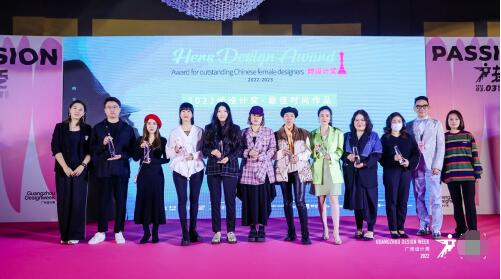 　　(图为设计师张天璐<左5>登台领奖合照)