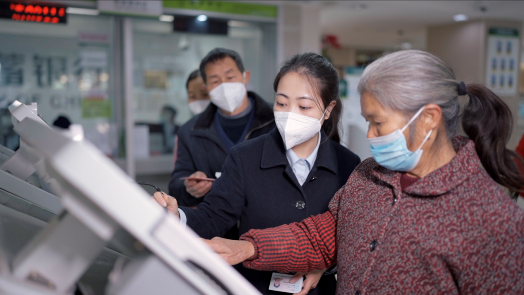 邮储银行工作人员指导农户办理业务.