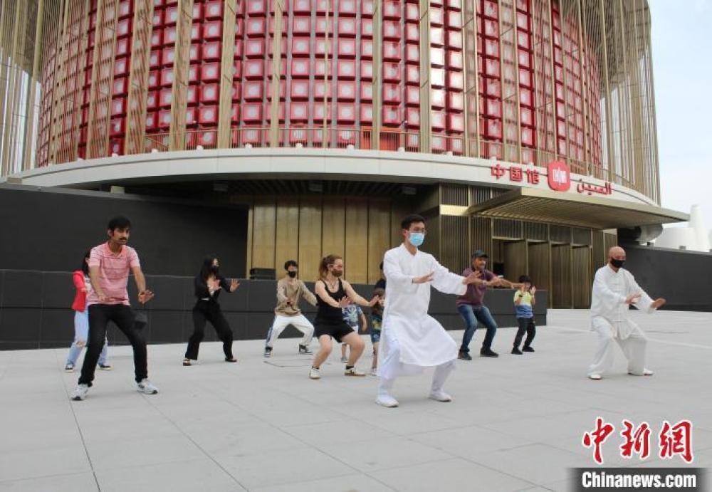 2020年迪拜世博会期间,外国游客跟随刘嘉男体验中国传统武术。受访者供图