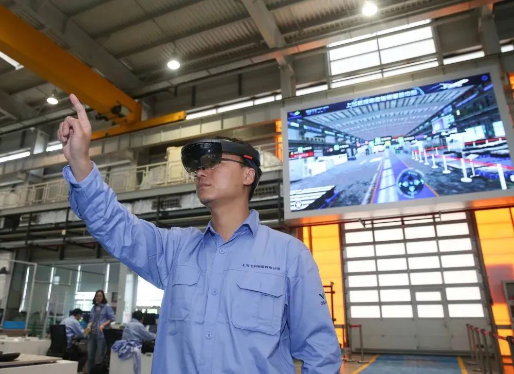 工作人员在中国商飞公司总装制造中心智慧数控车间使用AR眼镜操控虚拟电子屏幕（丁汀/摄）