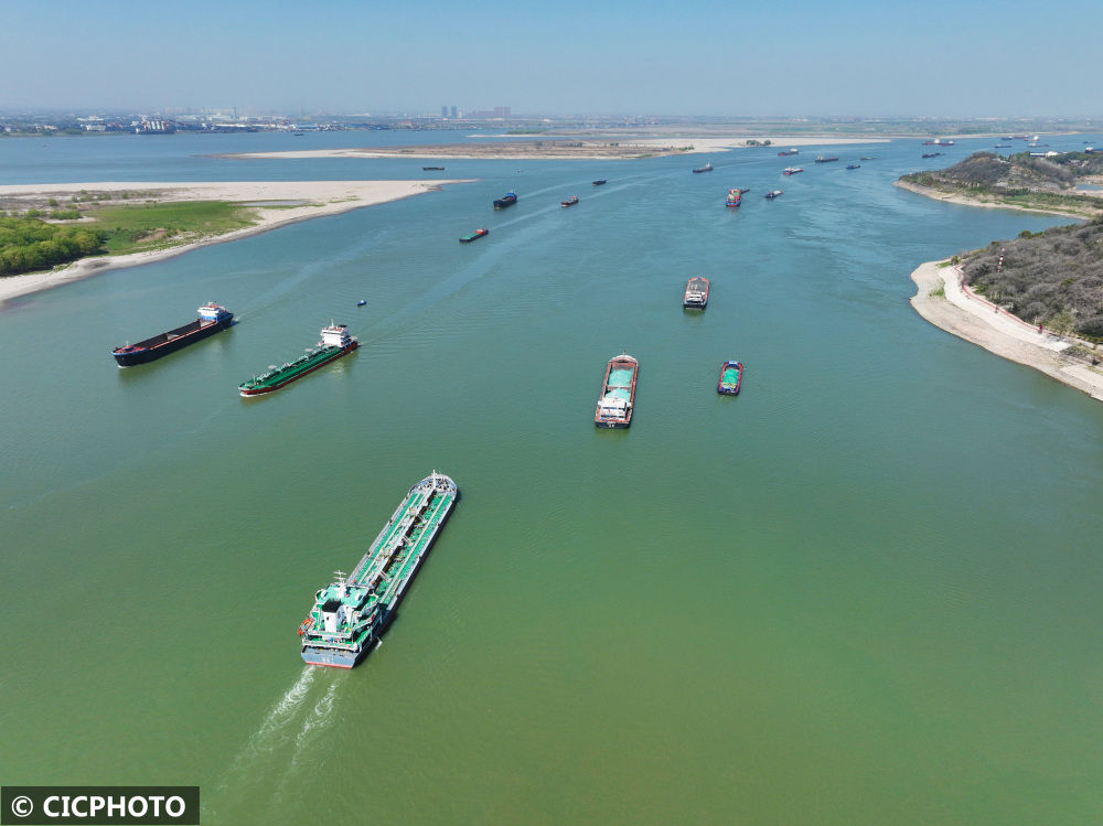 2023年3月14日,船舶行驶在长江安徽省芜湖市鸠江区四褐山段水域.