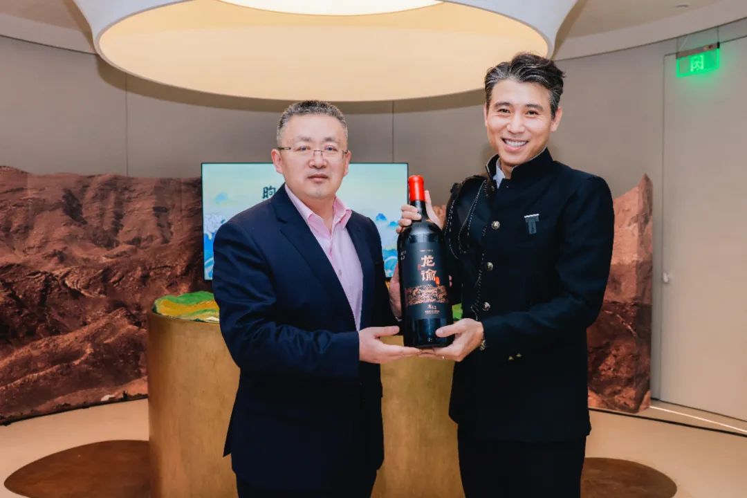 张裕股份总经理孙健先生向著名演员,张裕老朋友李乃文先生赠送龙谕大