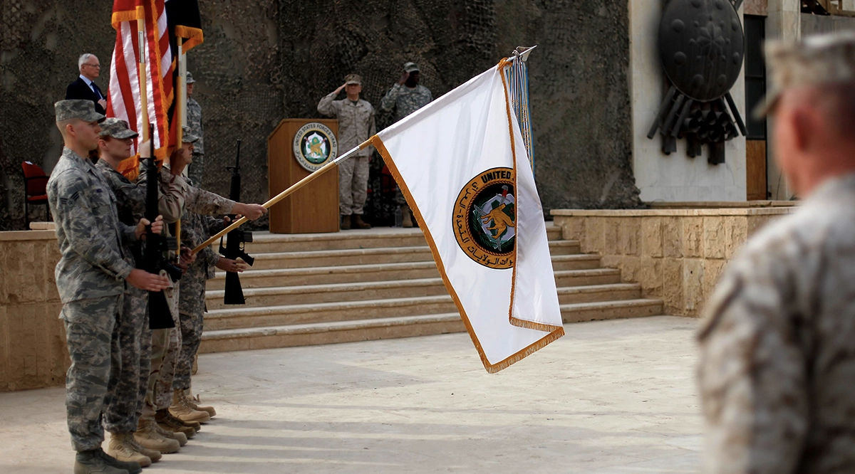 ↑2011年12月15日，美国驻伊拉克部队举行降旗仪式，标志着历时9年的美国伊拉克战争正式画上句号