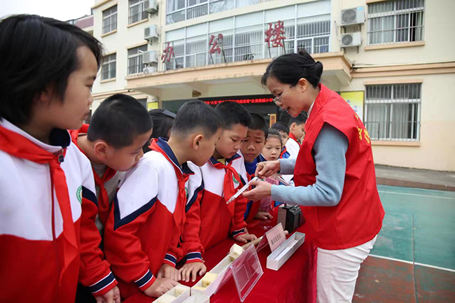 3月14日,气象科普进校园活动走进贵港市港北区荷城小学.梁海玫 摄影