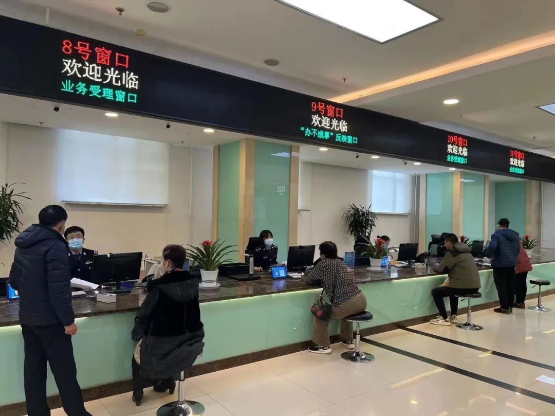 走进沈阳市公安局出入境管理局办证大厅,一过安检门,一块写有"中国