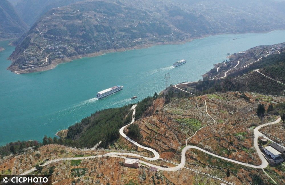 2023年3月13日,船舶行驶在长江重庆市巫山县曲尺乡水域.