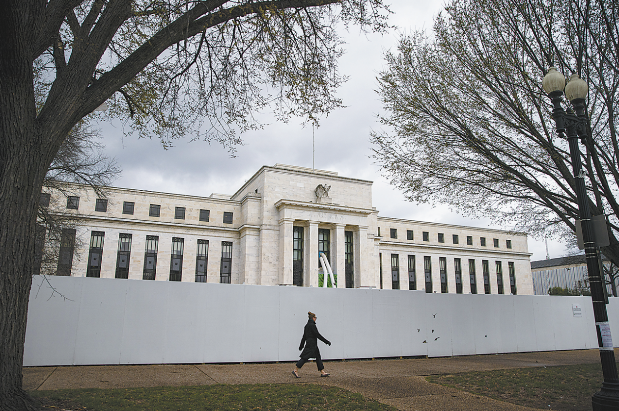 银行倒闭引发审视！美联储给美国埋了多少“雷”？