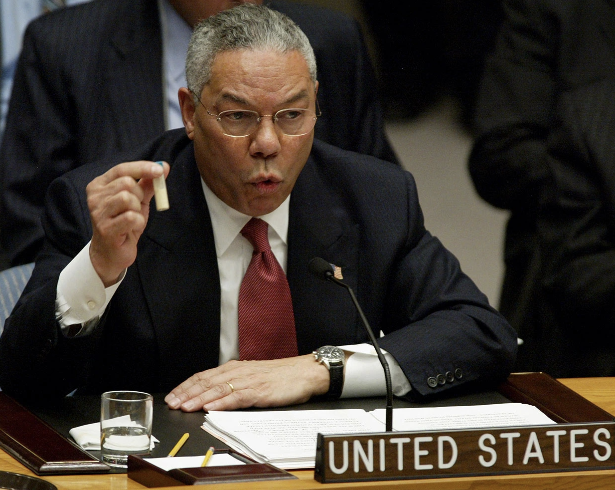 ↑2003年2月5日，时任美国国务卿鲍威尔在联合国安理会上亮出了那管著名的“洗衣粉”
