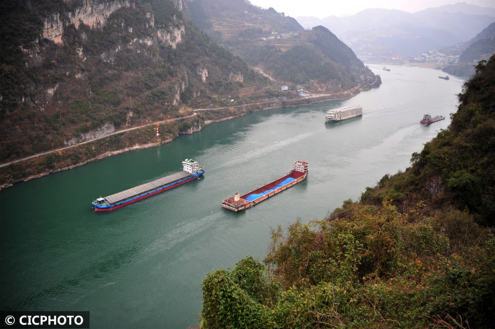 2023年2月14日,货船行驶在长江湖北省宜昌市夷陵区乐天溪段水域.