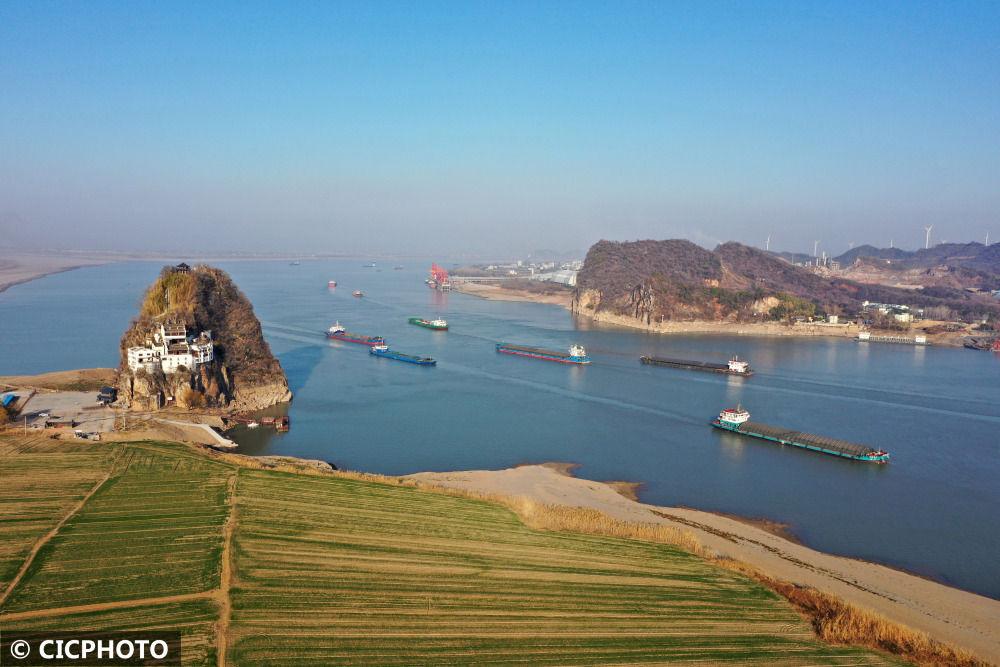 2023年1月27日,船舶行驶在长江安徽省安庆市宿松县小孤山段水域.
