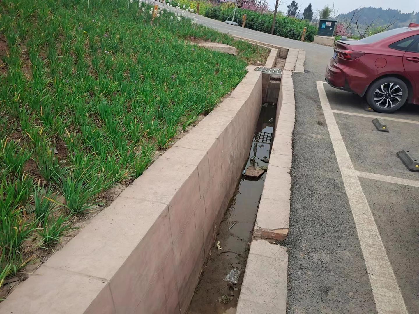 老人跌入的排水沟大概有1米深