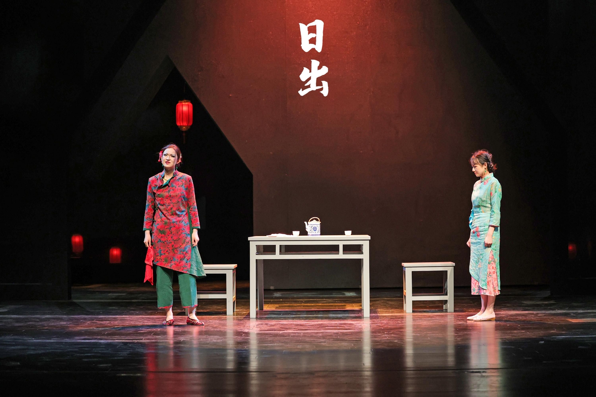 人艺新版日出再登曹禺剧场冯远征让每一次演出都有进步