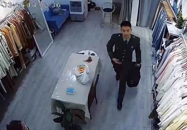 监控记录下退伍军人最帅变装！服装店老板娘惊呆了