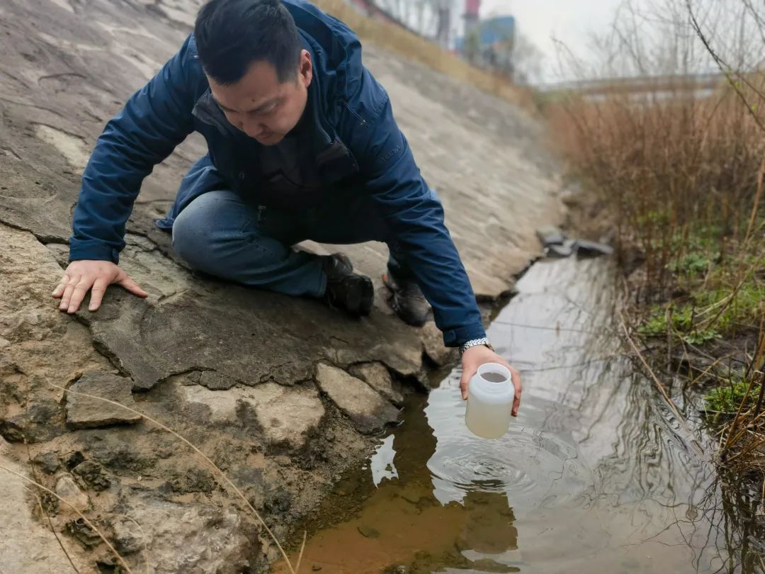 执法人员正在取水样.李翔宇摄