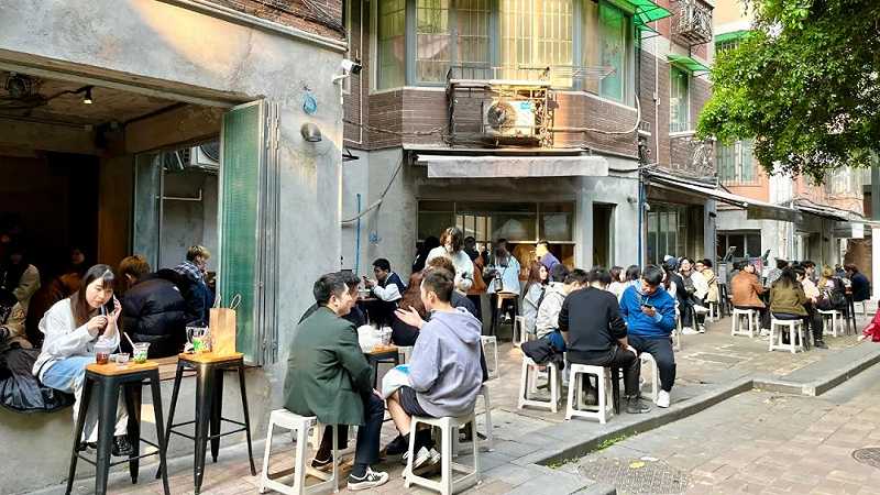 坐满(Full)年(nián)轻人(rén)的(de)咖啡店