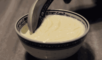 △顺德著名甜品之一的双皮奶。