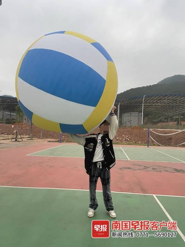 桂林一高校学生打巨型气排球 全网直呼羡慕|高校学生_新浪财经_新浪网