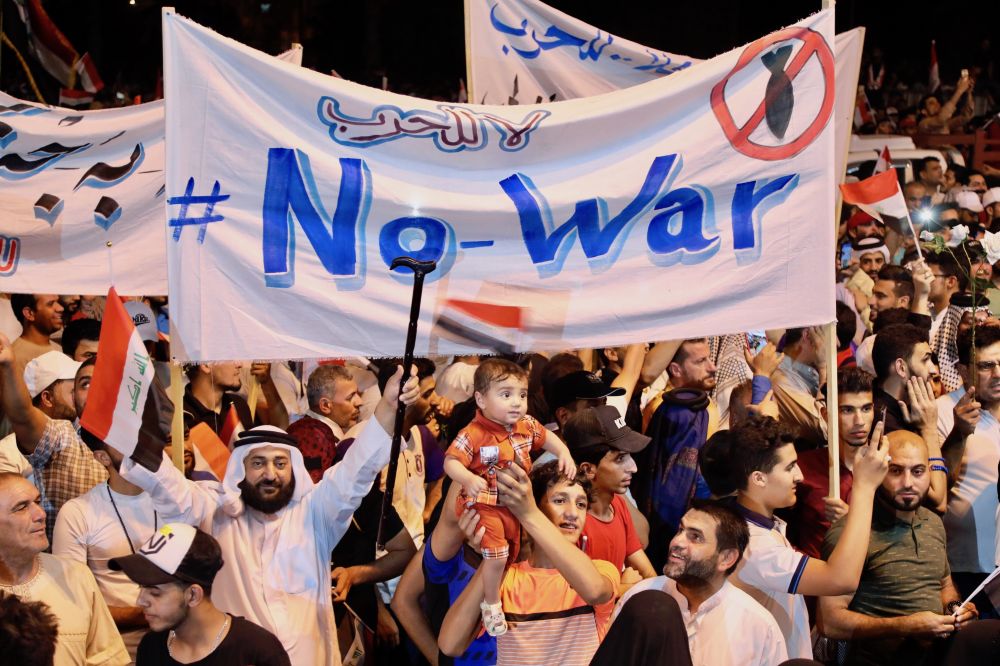 2019年5月24日，在伊拉克首都巴格达，民众在集会上举着反战横幅。新华社发（哈利勒·达伍德摄）