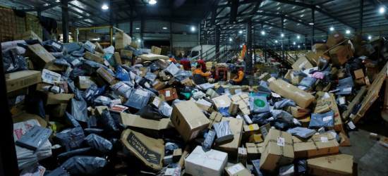 快递分拣中心堆积如山的快递包裹.图/cns,王筝摄