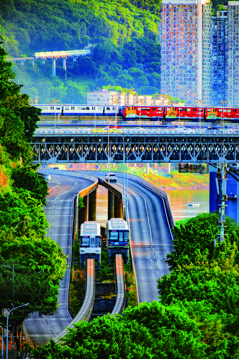 重庆轨道交通运营里程突破500公里,是全世界规模最大的山地城市轨道