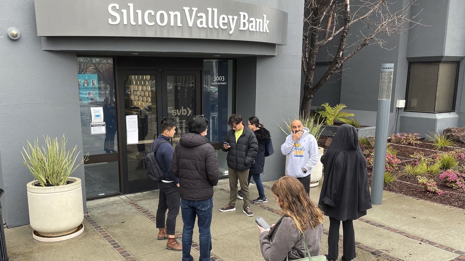 3月10日，旧金山一家硅谷银行门前贴上了告示（路透社图）