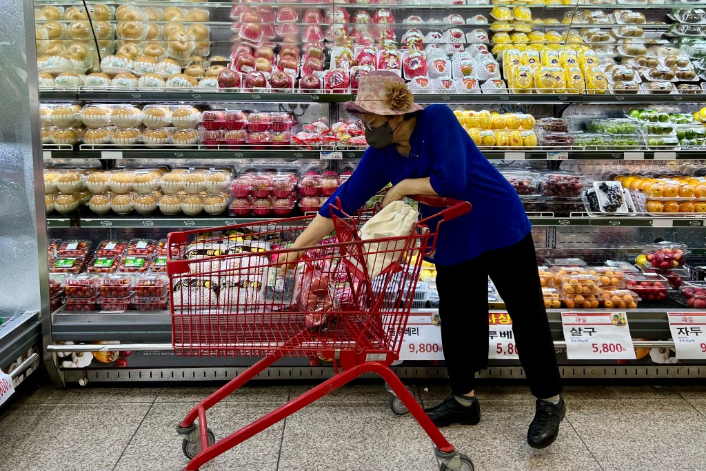 2022年7月5日,韩国首尔市民在一家超市购物.新华社记者王益亮摄