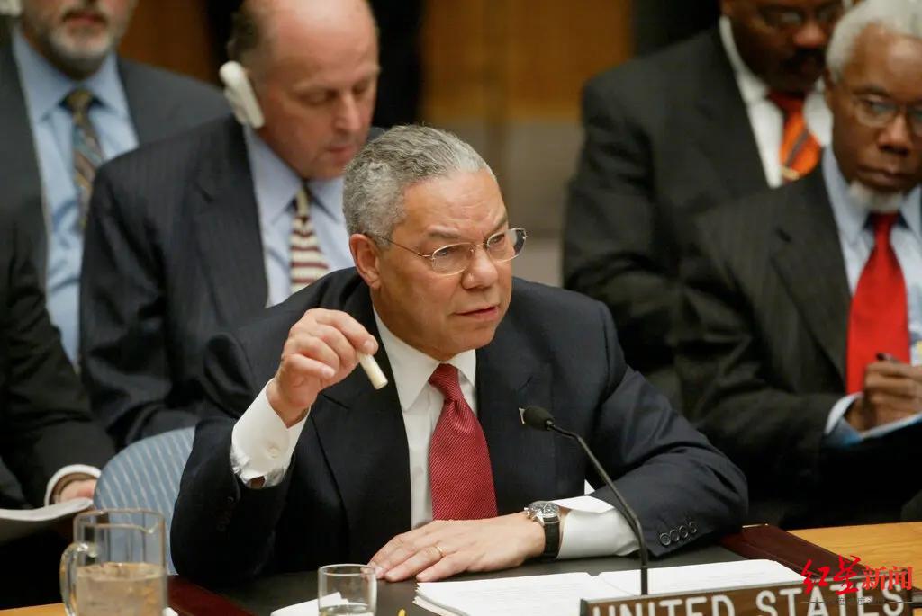 ↑2003年2月，联合国安理会上，时任美国国务卿鲍威尔阐述对伊拉克开战的理由