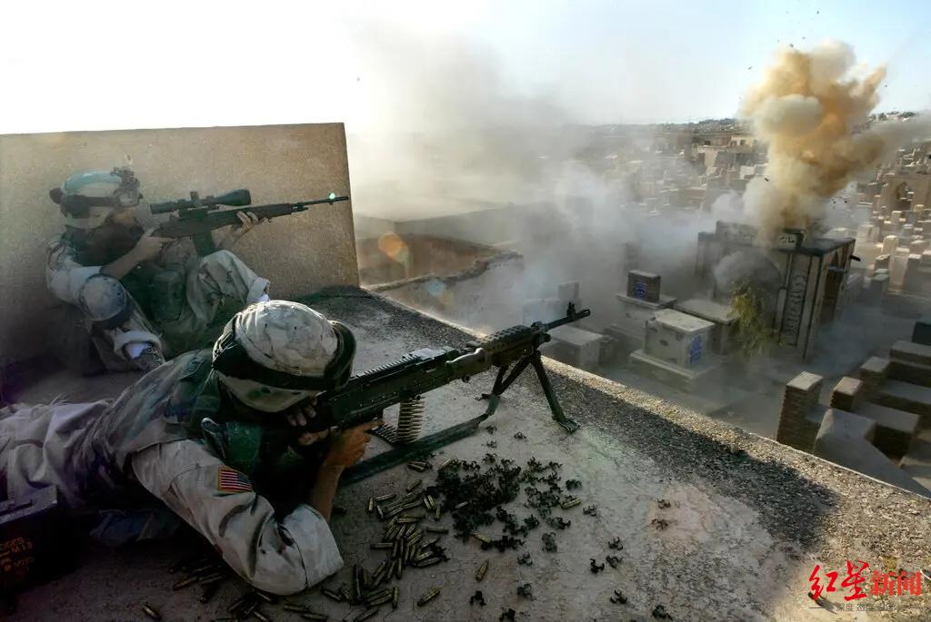 ↑2004年，在伊拉克作战的美国士兵