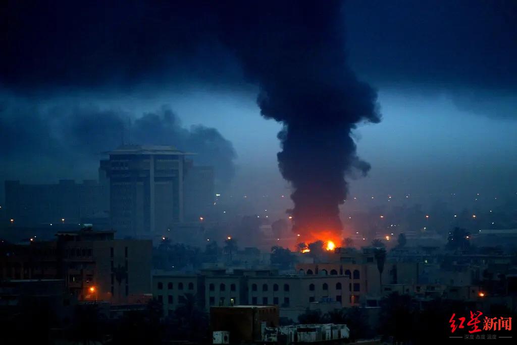↑2003年4月，当以美国为首的联军从南部逼近时，巴格达市中心燃起了大火