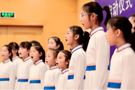 　　艾基木儿童合唱团表演合唱。
