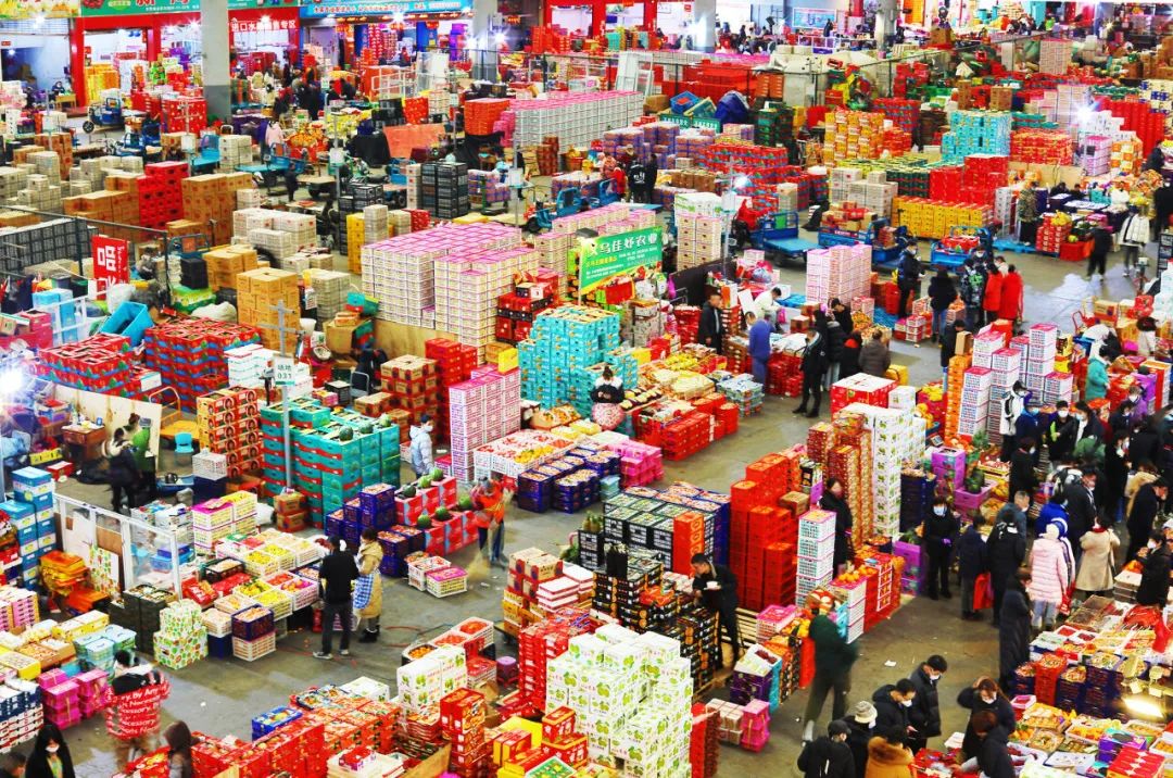 消费者在浙江义乌果品市场采购年货.龚献明摄(新华社发)