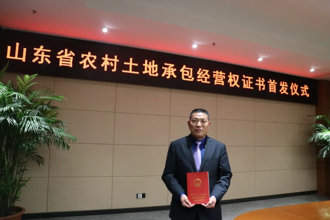 当地农民和企业代表现场领取了"大红本"