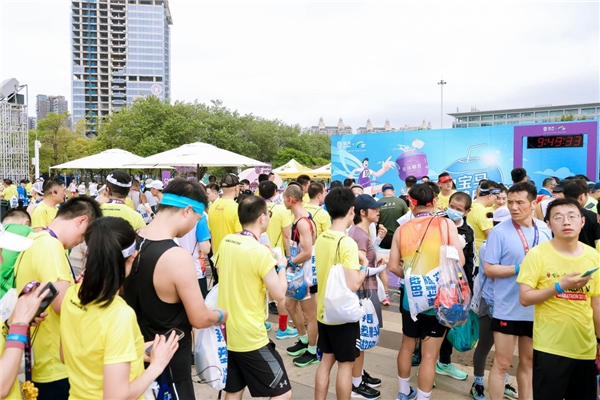 　　佳沃椰青展位火爆全场