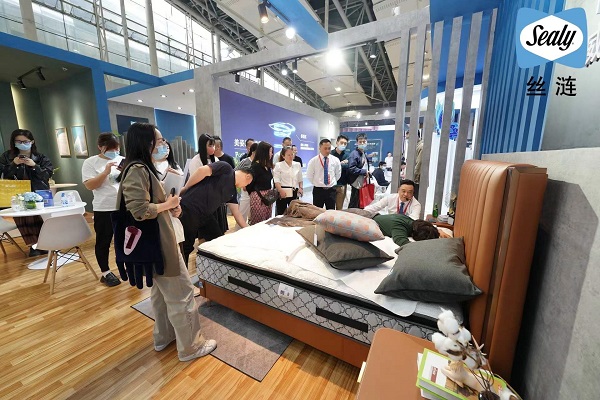 　　(图片说明：丝涟品牌展位现场新品吸引众多体验者)