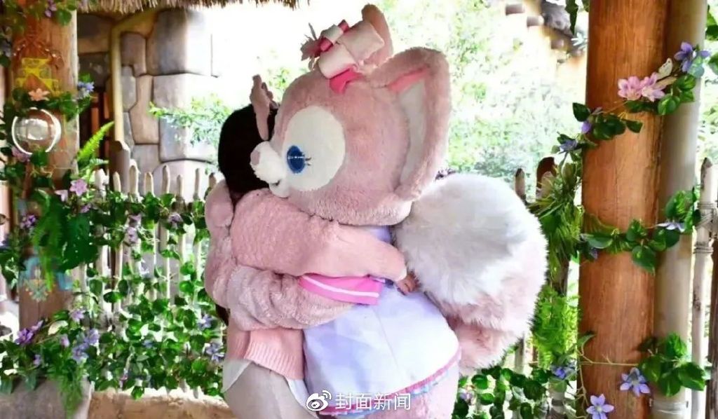 與玲娜貝兒的擁抱