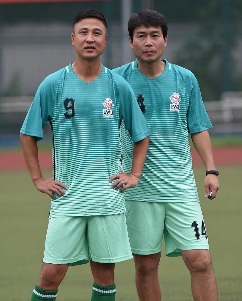 祁宏（左）、申思（右）出狱后参与业余足球比赛。图/视觉中国