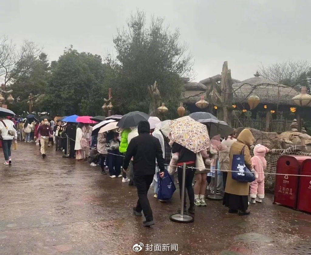 玲娜貝兒互動點前的隊伍