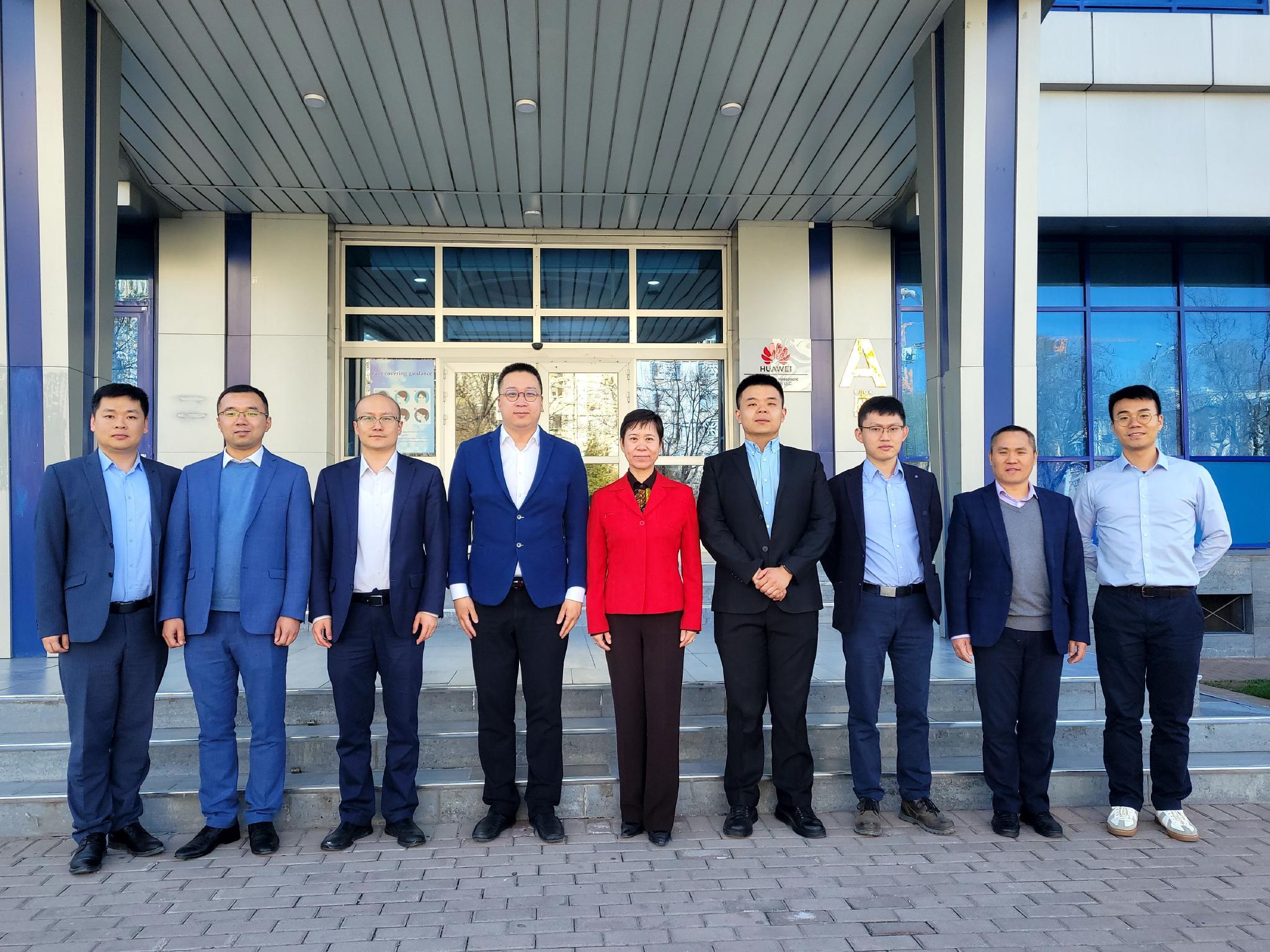 金玉龙参赞与华为公司工作人员座谈后合影