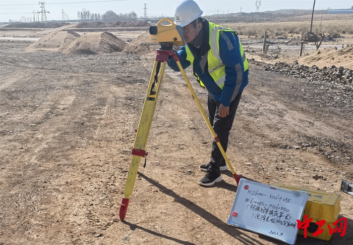 3月19日,s39甘其毛都至海流图高速公路项目工程人员正在测量放线