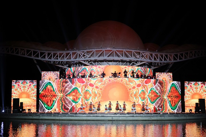 游客在游船上欣赏贝壳剧场带来的表演.新京报记者 王飞摄