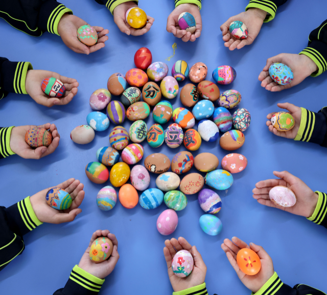 小学生们在展示绘制的"彩蛋".吉喆 摄