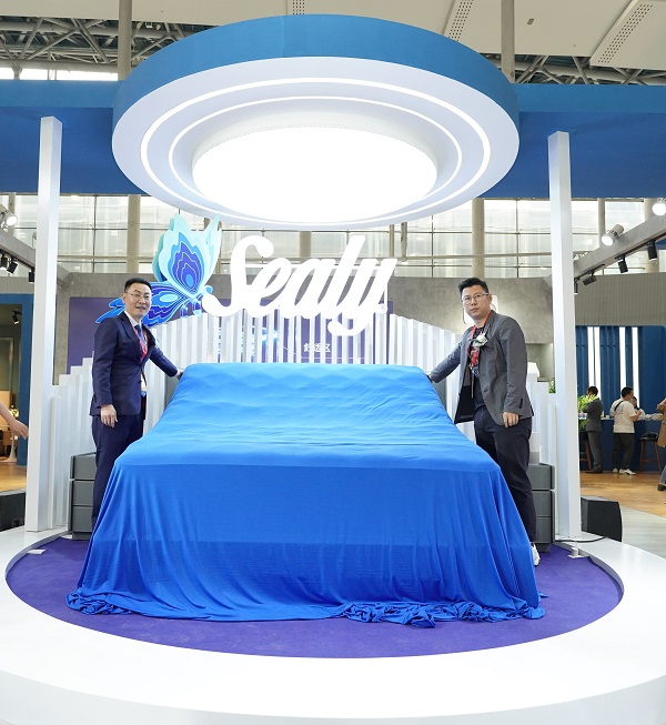 　　(图片说明：丝涟中国营销总监戴辉先生、红星美凯龙软床事业部总经理杨骏先生为丝涟智能系列新品床垫揭幕)