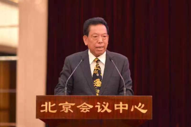 　　理事长王德学发言