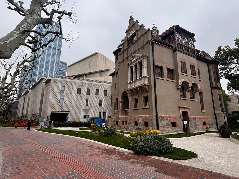 上海淮海中路,上海音乐学院打开围墙,一座城堡形建筑临街伫立.