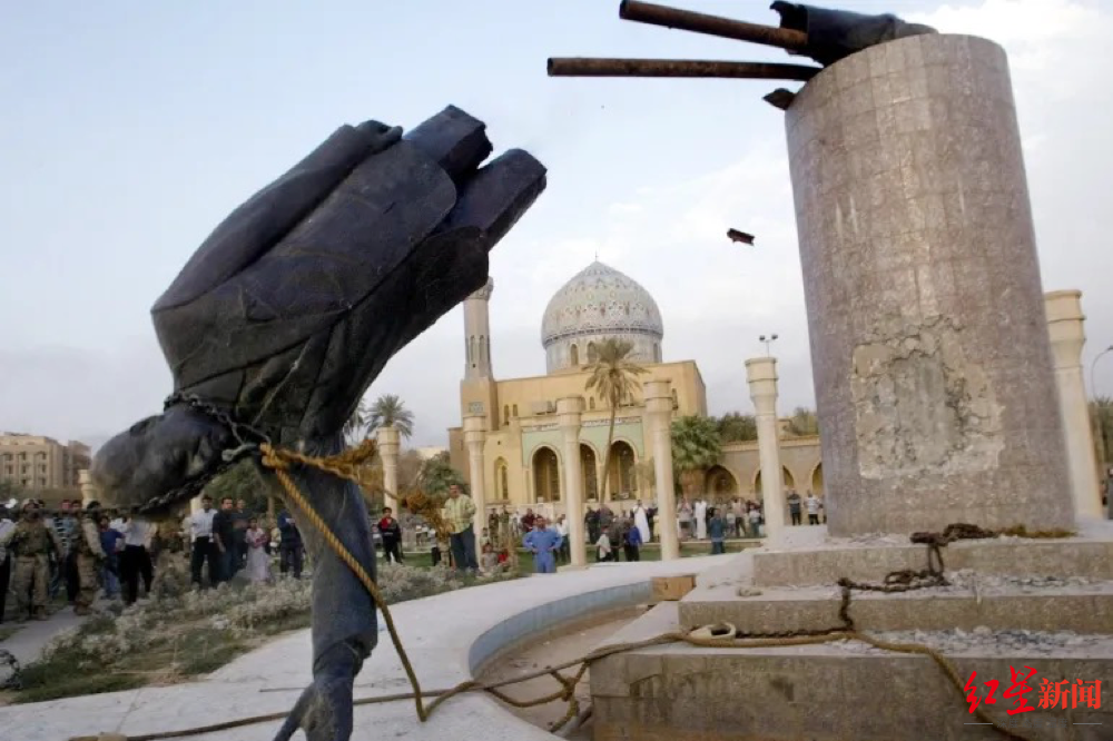 ↑2003年4月9日，巴格达市中心萨达姆的雕像